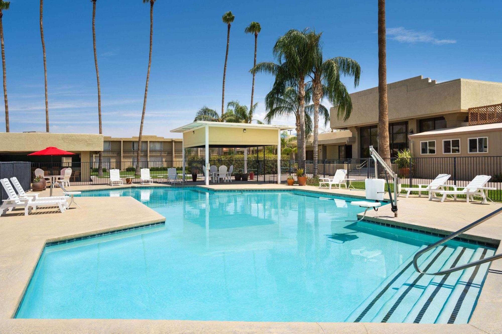 Hotel Ramada By Wyndham Tucson Exterior foto