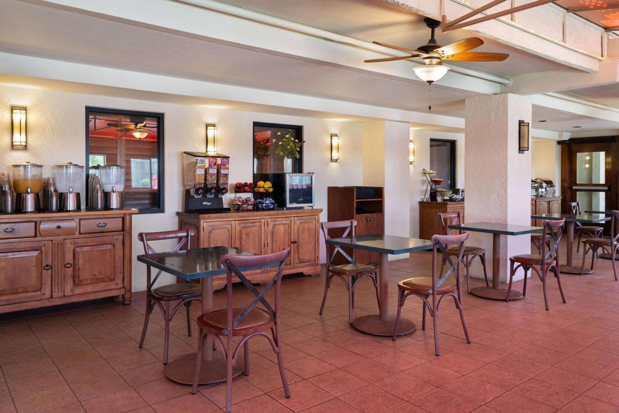 Hotel Ramada By Wyndham Tucson Exterior foto