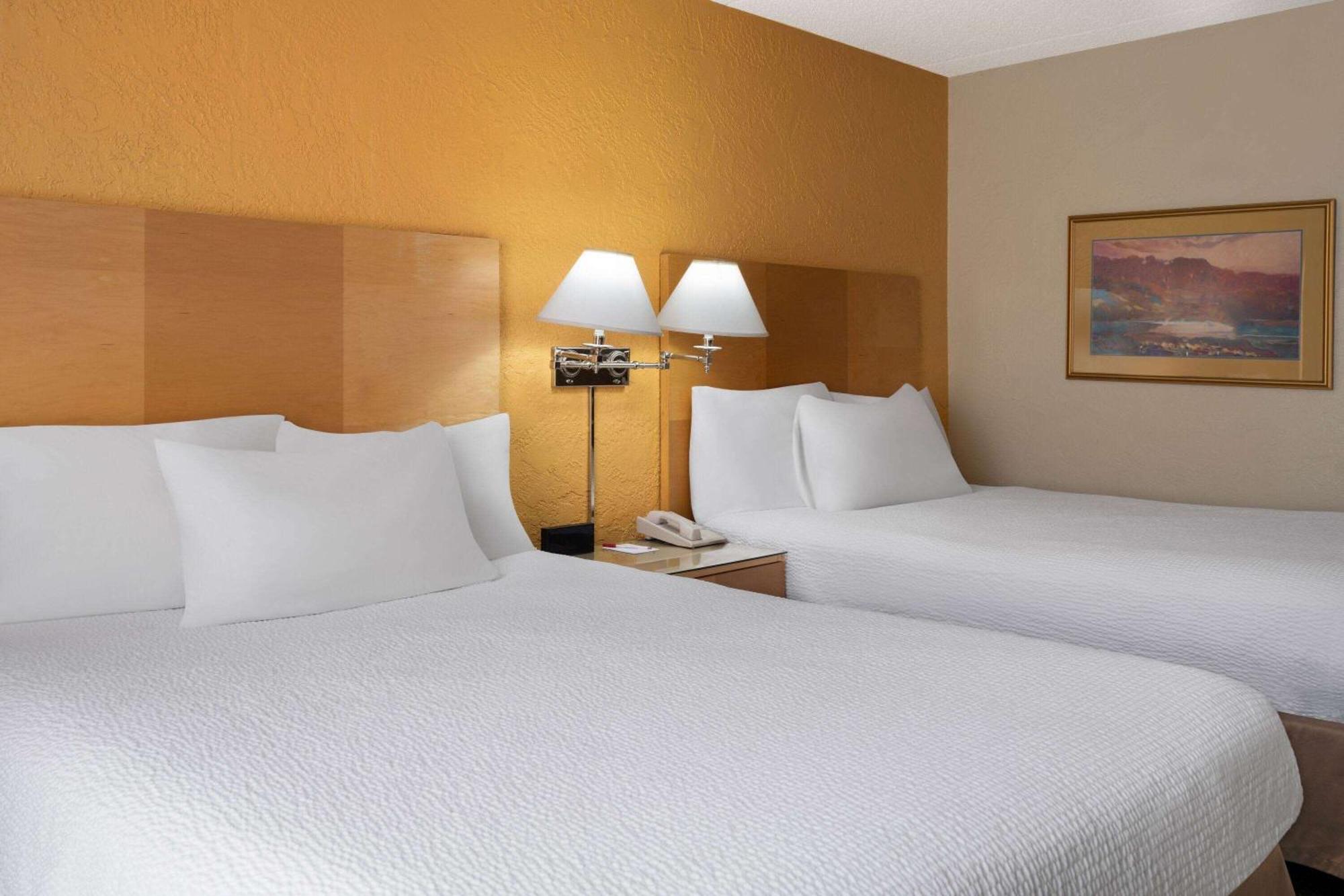 Hotel Ramada By Wyndham Tucson Exterior foto