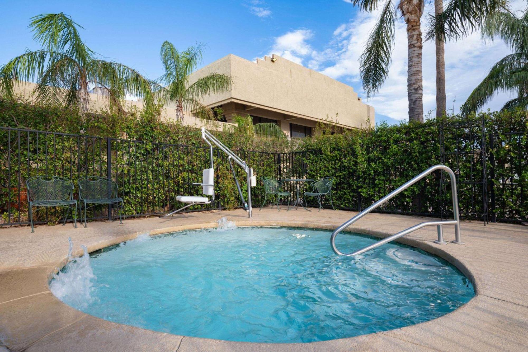 Hotel Ramada By Wyndham Tucson Exterior foto